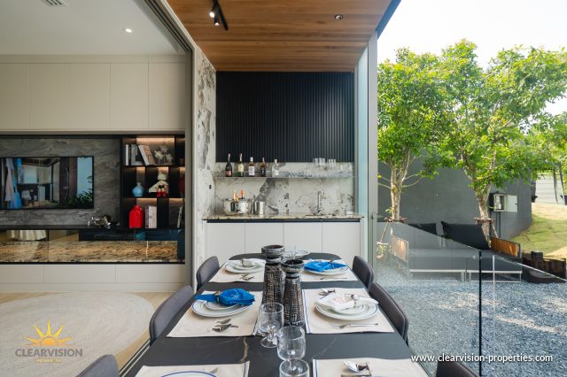 Modern Low-Rise Residence with Open Living Spaces - A