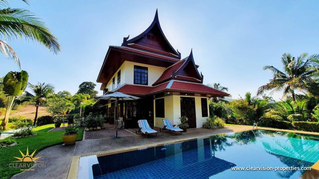 Family Residence with Poolside Lounge and Garden - 4 Bed - Pool villa
