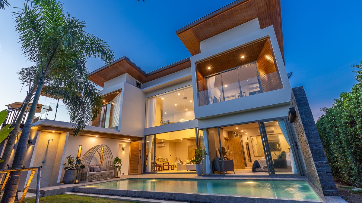 3 Bedroom Luxury Pool Villa for sale in Pasak